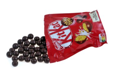 KitKat marka çikolata toplarının açık paketi beyaz arka planda kapanır 