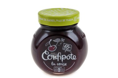 Bir kavanoz Confipote marka kiraz reçeli. Beyaz arka planda yakın plan. 