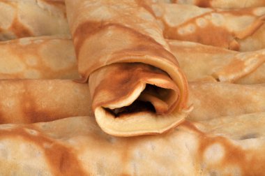 Kreplerin üzerinde yuvarlanmış krep. Yakın plan.