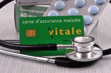 Vitale kartı, steteskop ve ilaca yakın çekim.