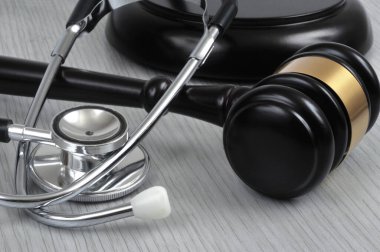 Steteskop ve yargıç tokmağı ile tıbbi hata kavramı