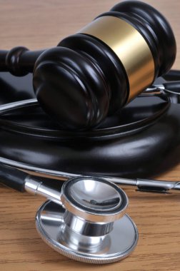 Steteskop ve yargıç tokmağı ile tıbbi hata kavramı 