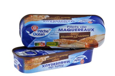 Beyaz arka planda, Peche Okyanusu 'ndan eski moda hardal soslu teneke uskumru filetosu.