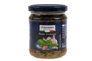 Bir kavanoz Italiamo marka pesto sosu beyaz arka planda kapanıyor.