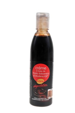 Cora marka balzamik sirke şişesi beyaz arka planda kapanıyor.