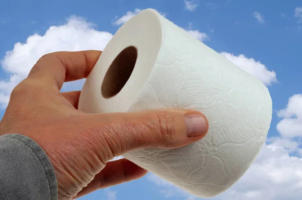 Roll Toaletního Papíru Ruce Zakaleném Pozadí Oblohy — Stock fotografie