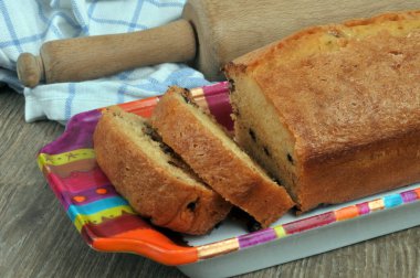 Dilimlenmiş limonlu ve çikolatalı kek. Mutfak malzemeleriyle yakın plan.