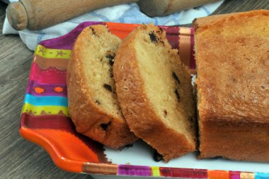 Dilimlenmiş limonlu ve çikolatalı kek yakın plan bir tabakta. 