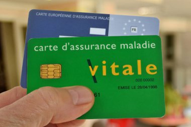 Vitale kartı ve Avrupa sağlık sigortası kartı el altında tutuluyor.