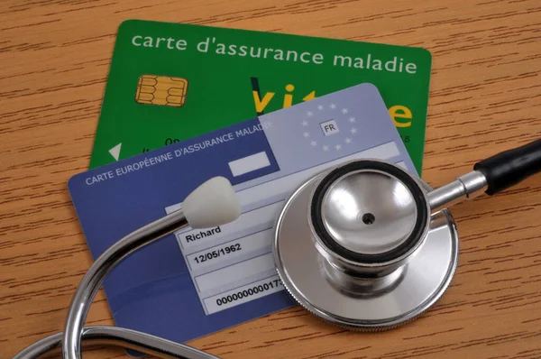 木製の背景に聴診器付きのビタールカードとヨーロッパの健康保険カード — ストック写真