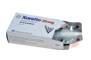 Fransız Xarelto 20 mg antikoagülan kutusu beyaz arka planda açılıp açıldı