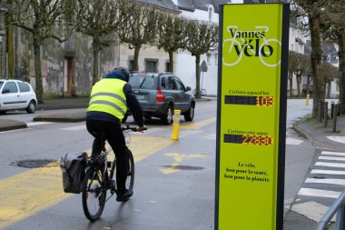 Fransa 'nın Vannes şehrindeki bir bulvarın bisiklet yolu üzerindeki bisikletçi geçitlerinin karşısı