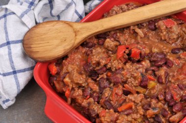 Ahşap kaşıkla Chili con carne tabağı. Yaklaş.