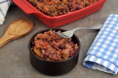 Kırmızı biberli ramekin, yakın plan çatallı.