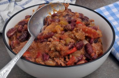 Bir kaşık yakın planda kırmızı biber tabağı.