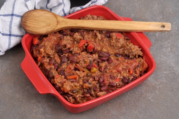 Ahşap kaşıkla Chili con carne tabağı. Yaklaş.