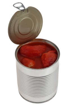 Kabuğu soyulmuş domates konservesi beyaz arkaplanı kapatır