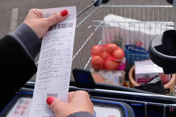 Faturası yakın ve arka planında tam bir süpermarket tramvayı olan bir güç satın alma kavramı