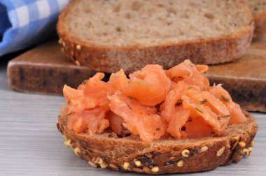 Arka planda tohum ekmeği tostu olan alabalıklı tost.