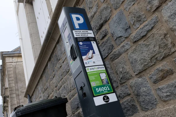 Franse Betaalde Parkeerterminal Met Diverse Betaalsystemen Met Smartphone — Stockfoto