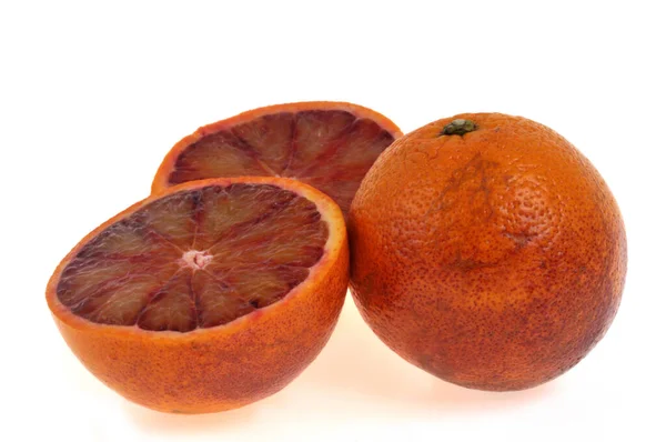 血のオレンジの半分の血のオレンジの近くに白い背景に — ストック写真