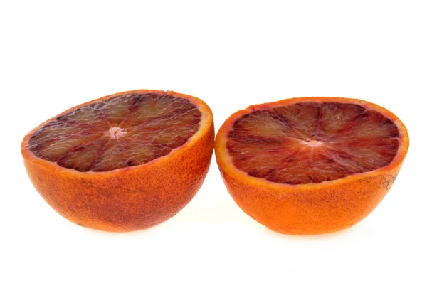 Krwawa Pomarańcza Przecięta Pół Bliska Białym Tle — Zdjęcie stockowe