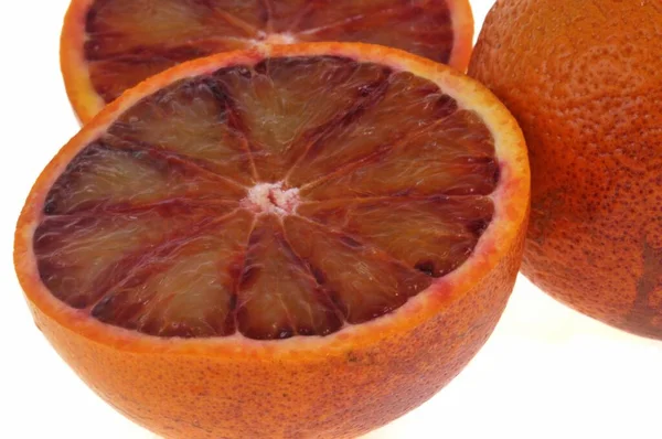 血のオレンジの半分と全体の血のオレンジを閉じる — ストック写真