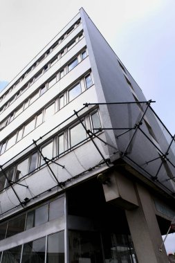 Bina çelik kaplama ile korunuyor.