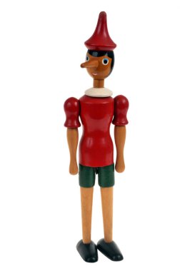 Beyaz arka planda tahta Pinokyo kuklası 