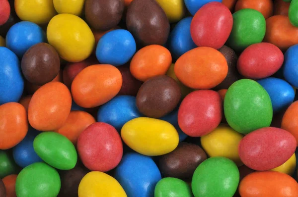 さまざまな色のチョコレートで覆われたピーナッツのクローズアップ — ストック写真