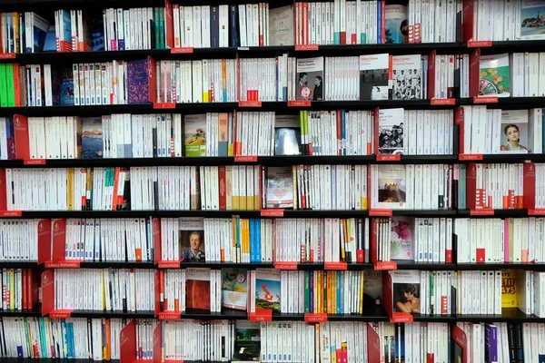 Scaffali Una Libreria Con Libri Lingua Francese — Foto Stock
