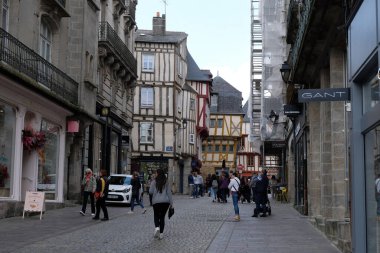 Vannes kentindeki Monnaie Caddesi 'nde turistler 