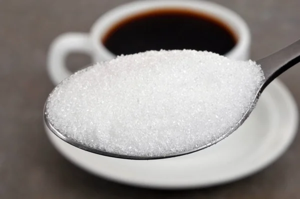 Colher Açúcar Fechar Com Uma Xícara Café Fundo — Fotografia de Stock