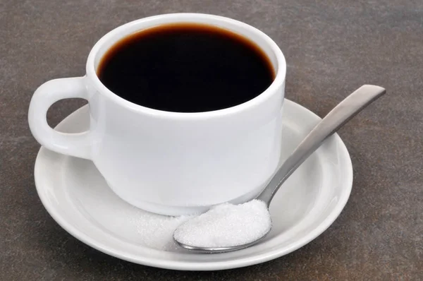 Gri Arka Planda Bir Kaşık Pudra Şekerli Bir Fincan Kahve — Stok fotoğraf