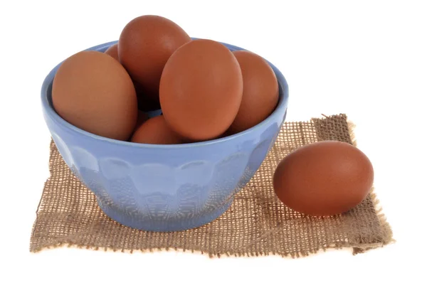 Cuenco Huevos Pollo Una Arpillera Cerca Sobre Fondo Blanco — Foto de Stock
