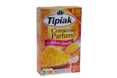 Beyaz arka planda Tipiak marka tatlı baharatlarla kokulu kuskus.