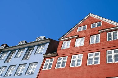 Kopenhag 'ın Nyhavn Kanalı' ndaki renkli evlerin cepheleri.