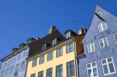 Kopenhag 'ın Nyhavn Kanalı' ndaki renkli evlerin cepheleri.