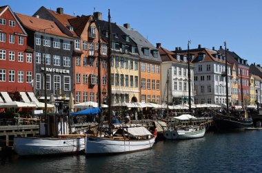 Renkli evleri ve tekneleriyle Nyhavn Kanalı