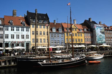 Renkli evleri ve tekneleriyle Nyhavn Kanalı