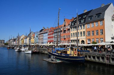 Renkli evleri ve tekneleriyle Nyhavn Kanalı