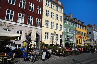 Nyhavn Kanalı bölgesinde renkli evleri olan kafe ve restoranlar. 