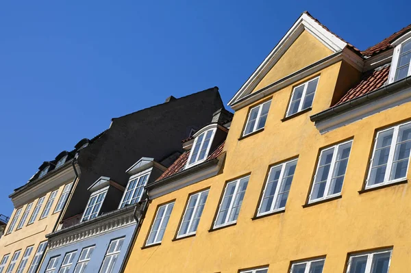 Kopenhag 'ın Nyhavn Kanalı' ndaki renkli evlerin cepheleri.