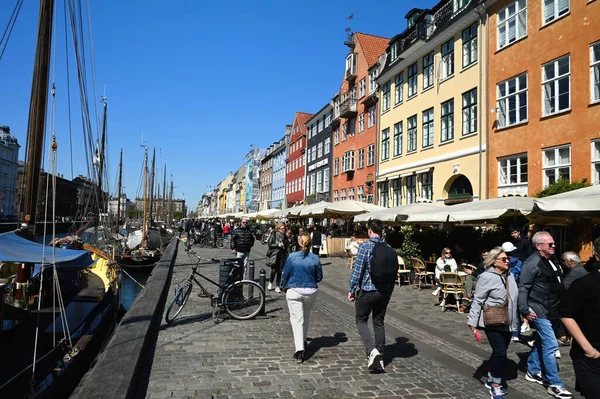 Cafés Und Restaurants Mit Ihren Bunten Häusern Kanalviertel Nyhavn — Stockfoto