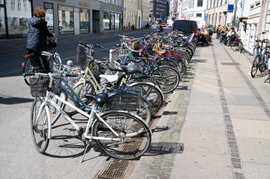 Kopenhag 'da bir sokakta bisiklet parkı 