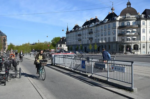 Kerékpárosok Egy Kerékpárúton Körúton Koppenhágában — Stock Fotó