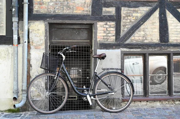 Bicicleta Encostada Parede Uma Casa Uma Rua Copenhague — Fotografia de Stock