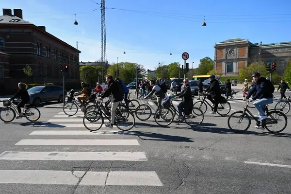 Велогонщики Улице Копенгагене — стоковое фото
