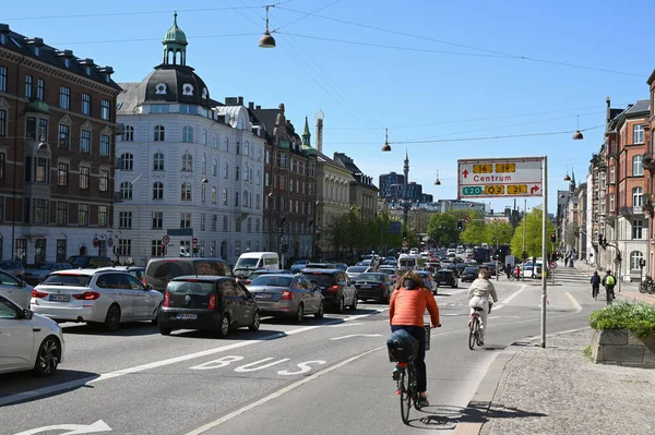 Ciclistas Uma Ciclovia Longo Uma Avenida Copenhague — Fotografia de Stock