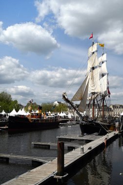 Vannes limanındaki Körfez haftasında Morgenster yelkenlisi ve hidrograf buharlı gemi. 
